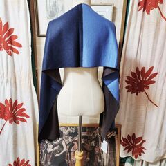 新品未使用、箱付。URBAN RESEARCH DOORS(アーバン リサーチ ドアーズ) シルク100％、極上最高級ストール【ブルー＆ブルーグレー】。いかがでしょうか？の画像