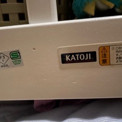 白いベビーベッドとベビー布団の画像