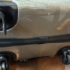 大きめの壊れたスーツケースの画像