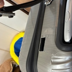 大きめの壊れたスーツケースの画像