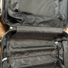 大きめの壊れたスーツケースの画像