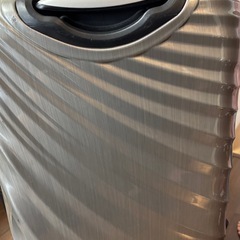 大きめの壊れたスーツケースの画像