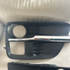 スバルレボーグ初期の フロントバンパーグリルセット、クロームアクセント付き、ブラックプラスチック製。 の画像