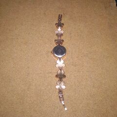 jw QUARTZ  花をモチーフにした腕時計　電池切れしてます。の画像