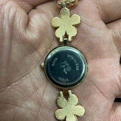 jw QUARTZ  花をモチーフにした腕時計　電池切れしてます。の画像