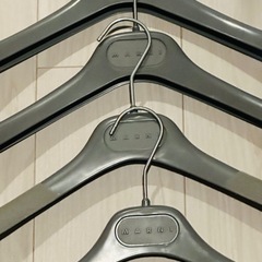 美品【マルニ】プラスチック ハンガー 4本セット 収納 整理 ディスプレイ ブランドハンガー グレー　ロゴ 非売品 ハンガーの画像