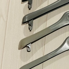 美品【マルニ】プラスチック ハンガー 4本セット 収納 整理 ディスプレイ ブランドハンガー グレー　ロゴ 非売品 ハンガーの画像