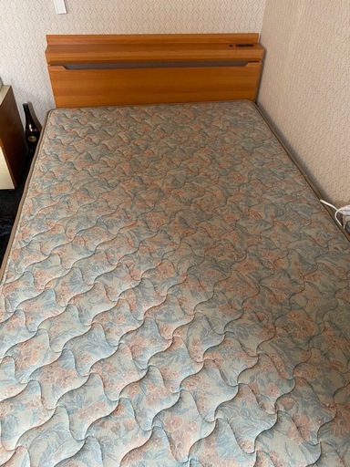 セミダブルベッド、マットレス付き