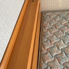 セミダブルベッド、マットレス付きの画像