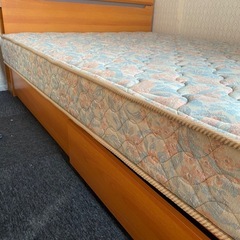 セミダブルベッド、マットレス付きの画像