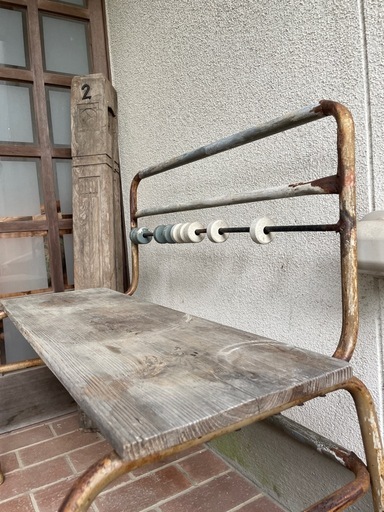 古い小学校の長椅子 02