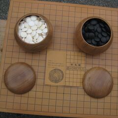 ★囲碁盤   脚付き  へそあり    碁石 セット   中古の画像