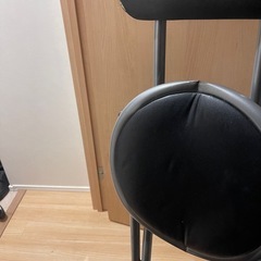 小さめの折りたたみパイプ椅子の画像