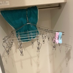 ハンガー15本以上と物干し2個の画像