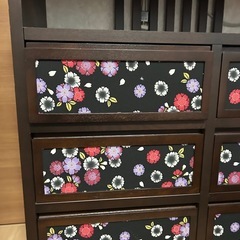 和柄の収納棚の画像