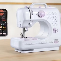 新品未使用　実用　コンパクト　ミシン　豪華ソーイングセット付き　
ペダル他付きの画像