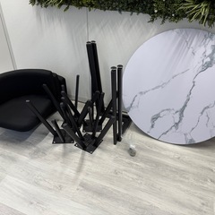 丸テーブルと椅子のセットの画像