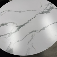 丸テーブルと椅子のセットの画像