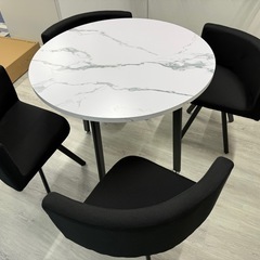 丸テーブルと椅子のセットの画像