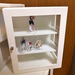 漫画本ラック、電子レンジなどのキッチンラック、収納ケース、フィギュアケース全部まとめて引き取り可能な方に差し上げます！の画像