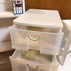 漫画本ラック、電子レンジなどのキッチンラック、収納ケース、フィギュアケース全部まとめて引き取り可能な方に差し上げます！の画像