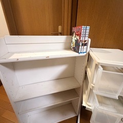 漫画本ラック、電子レンジなどのキッチンラック、収納ケース、フィギュアケース全部まとめて引き取り可能な方に差し上げます！の画像