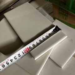 無料でお譲りします　内装タイル200 × 100 お風呂やトイレ用　80枚+半端が2箱ありますの画像