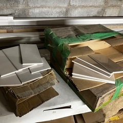 無料でお譲りします　内装タイル200 × 100 お風呂やトイレ用　80枚+半端が2箱ありますの画像