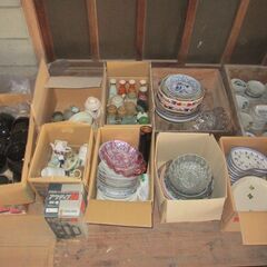 【無料❣️】食器一式（朱塗のお椀、茶碗、大小の皿、醤油受け、茶器、盃、コップ等）一括引取れる方にの画像