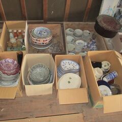 【無料❣️】食器一式（朱塗のお椀、茶碗、大小の皿、醤油受け、茶器、盃、コップ等）一括引取れる方にの画像