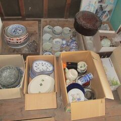 【無料❣️】食器一式（朱塗のお椀、茶碗、大小の皿、醤油受け、茶器、盃、コップ等）一括引取れる方にの画像