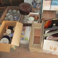 【無料❣️】食器一式（朱塗のお椀、茶碗、大小の皿、醤油受け、茶器、盃、コップ等）一括引取れる方にの画像