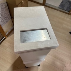 ゴミ箱の画像