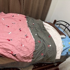 冷蔵庫,ベッド，本棚の画像