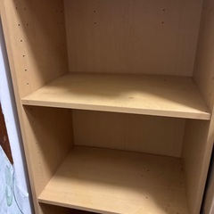 冷蔵庫,ベッド，本棚の画像