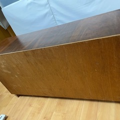 木製収納棚 レトロなガラス戸の茶箪笥の画像