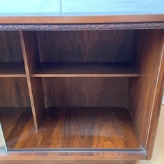 木製収納棚 レトロなガラス戸の茶箪笥の画像