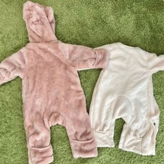 冬向け ベビー フード付きロンパースの画像