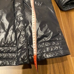 黒ダウンコートの画像