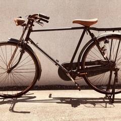 シンプルでクラシックな昭和初期の運搬車の画像