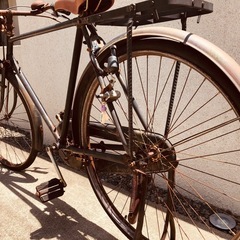 シンプルでクラシックな昭和初期の運搬車の画像