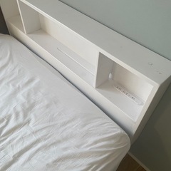 【コンセント・棚付き】ベッドフレームとマットレスの画像