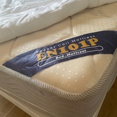 【コンセント・棚付き】ベッドフレームとマットレスの画像