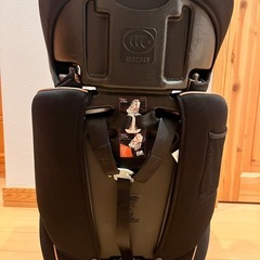 【取引中】ジュニアシート ベージュと黒のコンビネーションの画像