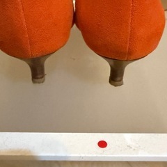 👠✨【ROSE BUD】スタッズ付き スエード調 オレンジ パンプス (サイズ38)の画像