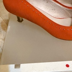 👠✨【ROSE BUD】スタッズ付き スエード調 オレンジ パンプス (サイズ38)の画像