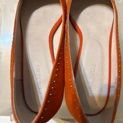 👠✨【ROSE BUD】スタッズ付き スエード調 オレンジ パンプス (サイズ38)の画像
