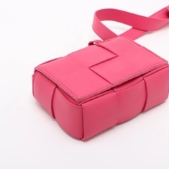 新品同様 ボッテガヴェネタ マキシイントレチャート キャンディ カセット レザー ショルダーバッグ ピンクの画像