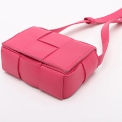 新品同様 ボッテガヴェネタ マキシイントレチャート キャンディ カセット レザー ショルダーバッグ ピンクの画像