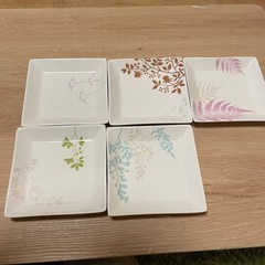 お皿とコップのセットの画像